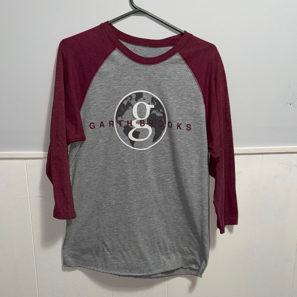 Garth Brooks Raglan graphic G Shirt - Gray and Maroon size Medium